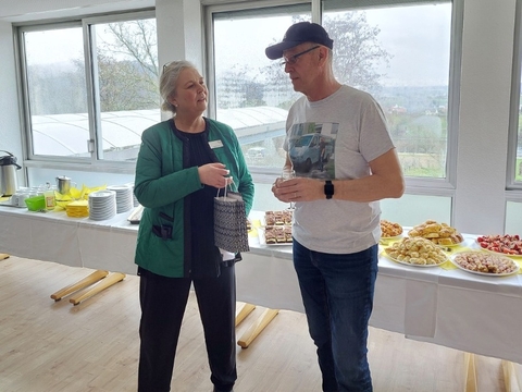 Ina Rathje, Pflegedirektorin im Hegau-Jugendwerk, dankte Reinhard Grundler im Namen der Klinikleitung und aller Kolleginnen und Kollegen für seinen langjährigen und großen Einsatz für die jungen Patientinnen und Patienten im Fahrdienst sowie bei vielerlei ehrenamtlichen Aktionen zugunsten der jungen Menschen.